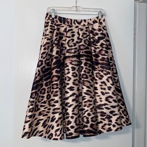 Beautiful leopard print skirt with side pockets, zipper in back!